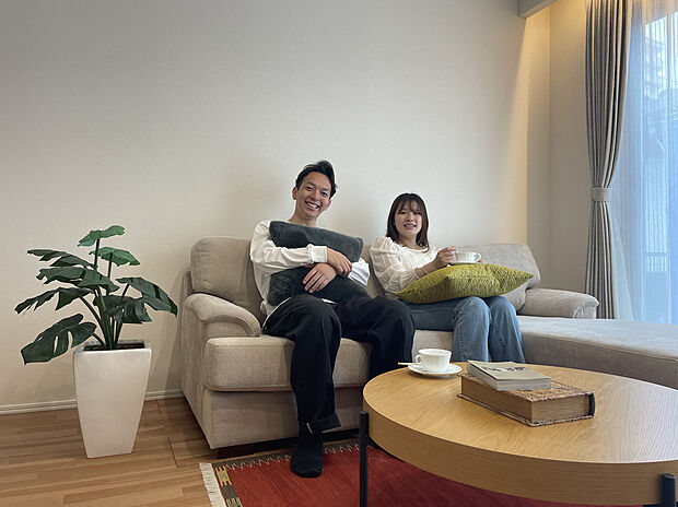 【光に包まれる開放感のあるリビング】広々としたお庭からの繋がり・日中の光をしっかりと採り入れることのできるリビングスペースを設計しております!