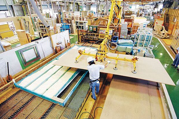 【工場生産】(1)家づくりの大半を工場にて、設計どおりの強さ・品質を約束する家づくり。
(2)屋根の下でお家づくりを行うため、建築中に雨に濡れる心配がない。
(3)大型機械・精密な検査で職人の腕に左右されない高品質なお家づくりを実現。