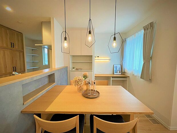 【ダイニング】22.3帖の広々ダイニング空間!!奥に設置されたカウンターではお子様の宿題スペースや趣味の作業スペースなど、使い方様々です。