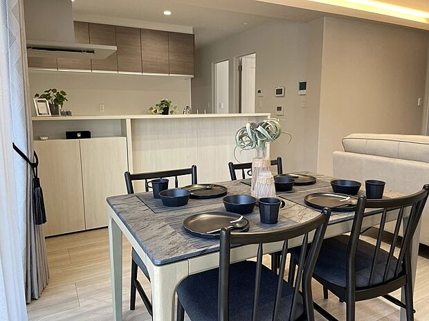 キッチン前にダイニングを設けることで、料理から配膳までがスムーズに行え、毎日の家事をサポートします。