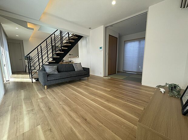 【新須賀(5)号地リビング：2026年3月13日撮影】階段がLDKの中心にあります。ご家族の生活動線がLDKに集中する間取りです。賃貸の頃よりも家は大きくなっても家族の気配はより近くに感じられます。