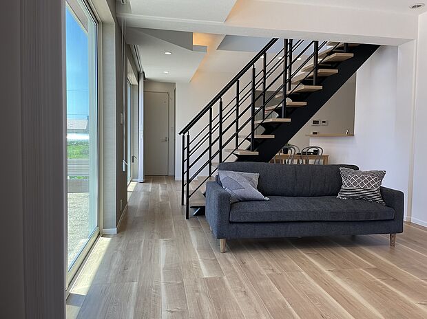 【新須賀(5)号地リビング:2024年7月29日撮影】階段がLDKの中心にあります。ご家族の生活動線がLDKに集中する間取りです。賃貸の頃よりも家は大きくなっても家族の気配はより近くに感じられます。