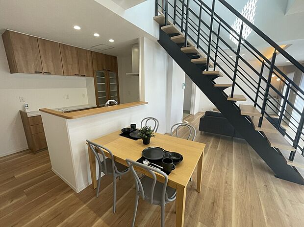 【新須賀(5)号地ダイニング：2026年3月13日撮影】水跳ねや汚れに強いハイカウンタータイプのキッチン。新しい家はきれいに使いたいけど、こまめな掃除が苦手。そんなご家族が安心して使っていただけます。