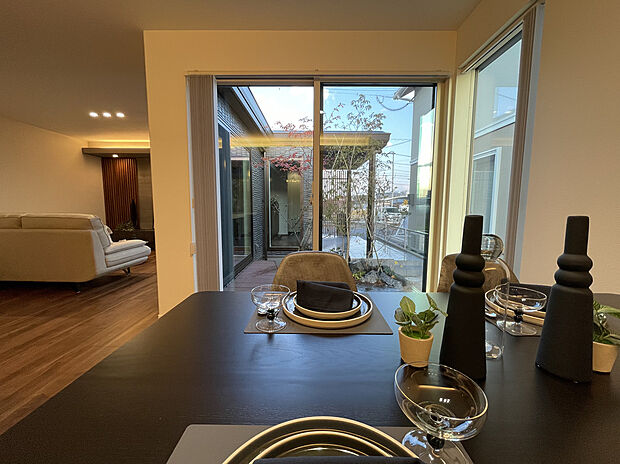 【新須賀(6)ダイニング：2025年年11月21日撮影】ダイニングから東側の景観。ダイニングからも庭が眺められます。分譲地が生活道路に面していないので、ご家族だけのプライベートな時間と空間を楽しめます。クリスマスの時期はイルミネーションを飾るのもいいですね