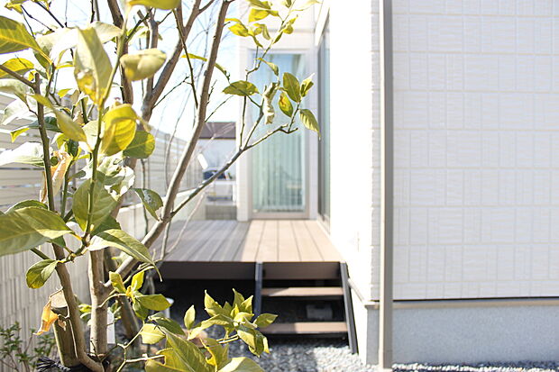 【瀬戸内エリアの特色を活かした生活のご提案】瀬戸内エリアの温暖で穏やかな気候を享受する事の出来る生活をご提案。ウッドデッキや大きな開口、吹き抜けを採用する事で、緑を眺めながら室内外を一体化したゆとりある暮らしを実現します。