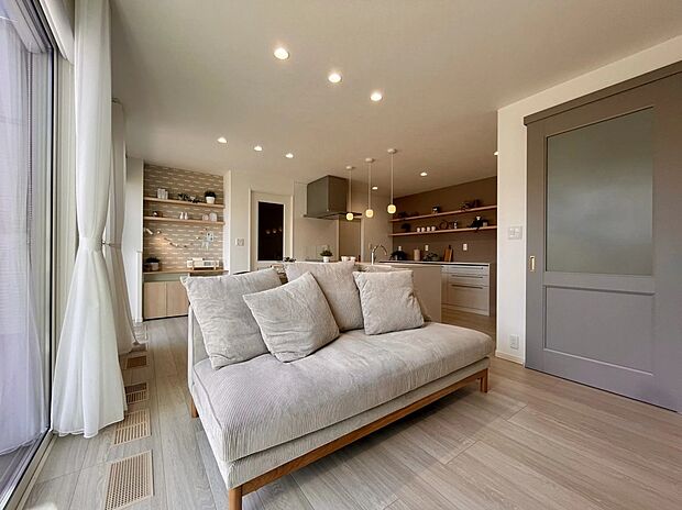 【LDK】家族の気配をほどよく感じられる、心地よい一体感のあるLDK。