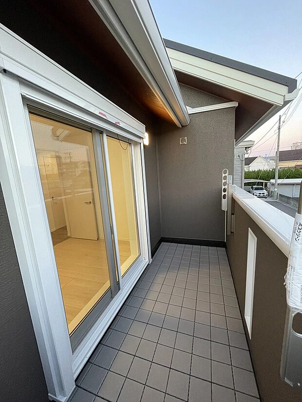 【バルコニー】お布団までしっかり干せる広々バルコニーで、毎日の暮らしにゆとりと快適さをプラスします。