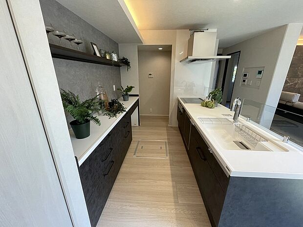 【キッチン】キッチン家電をすっきり配置できるカウンターと大容量収納を備え、使い勝手の良い快適なキッチン空間を実現しています♪