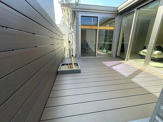 【中庭】中庭にゆとりあるウッドデッキを設置。室内とつながる開放的な設計で、リビングの延長として家族だけのくつろぎ時間を楽しめます♪