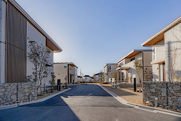 【前面道路含む現地写真】◇統一感のある美しい街並みが広がる分譲地◇
ゆとりある道路幅で車の出入りも安心ですね！家族みんながのびのび暮らせる快適なロケーションです♪