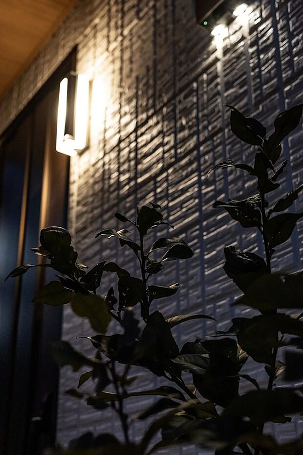 【玄関】やさしい灯りが迎える、おしゃれな玄関。
夜の静けさに映える外観が、住まいの魅力を一層引き立てます。