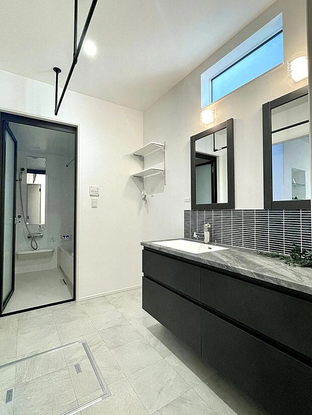 【洗面・脱衣室】忙しい朝も並んで使える、ミラー２面のゆとりある洗面スペース。
家族みんなが快適に身支度できる、使い勝手の良い設計です！