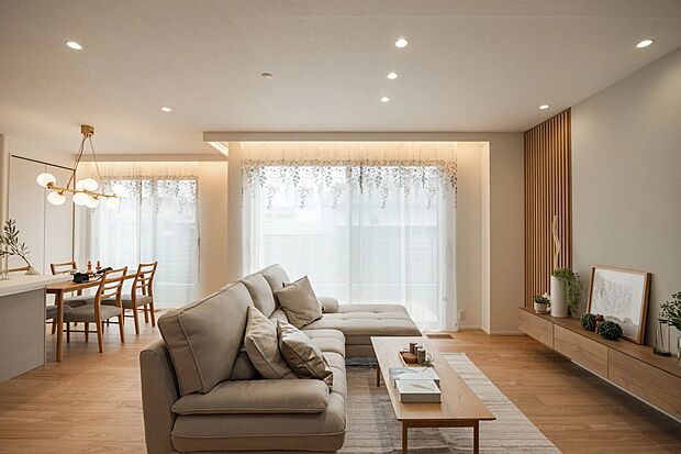 【リビング】大きな窓から光が差し込む明るいリビング。
開放感あふれる空間で、家族の時間をゆったり過ごせます。