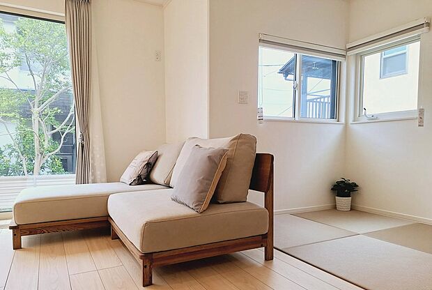 【リビング】大きな窓から光が差し込む明るいリビング。
開放感あふれる空間で、家族の時間をゆったり過ごせます。