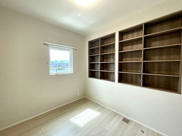 【書斎】趣味の部屋にも、お子様の部屋にもなるプラスαの一部屋。様々なライフスタイルに対応した間取りです。