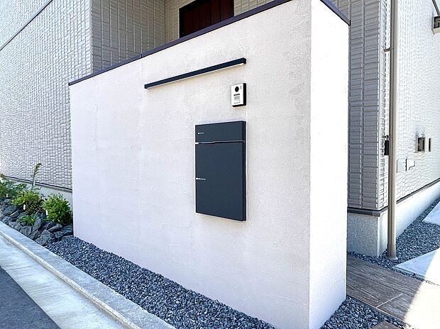 【門柱】宅配BOXを併設した存在感のある門柱で邸宅感を演出します。