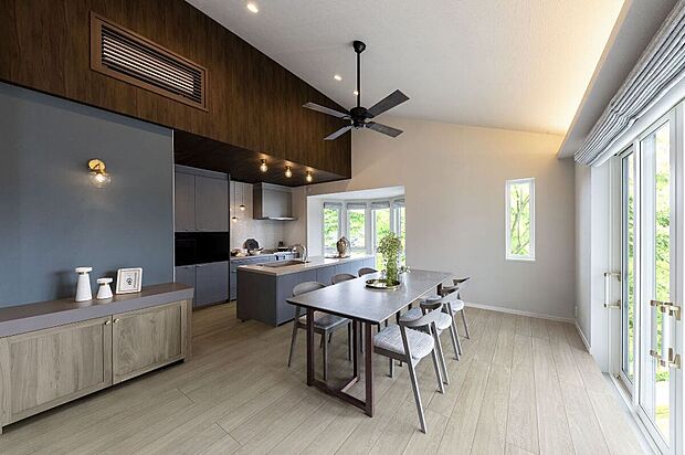 【参考インテリア】
アクセントクロスとシーリングファンでカフェのようなダイニング。
※お客様のご希望に合わせてインテリアコーディネーターがご提案します