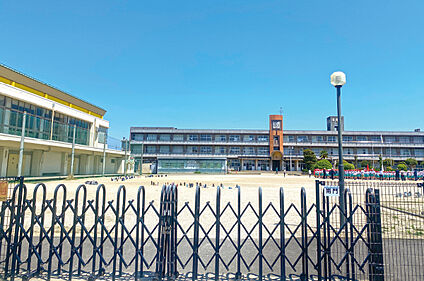 緑岡小学校 約1190m～1200m(徒歩15分)