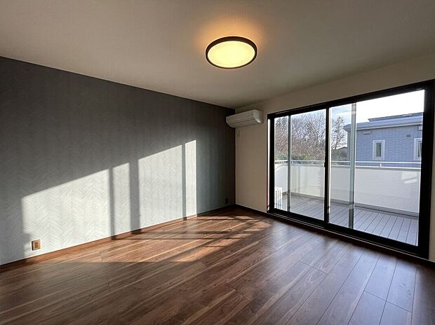 【No.51/主寝室】ダークを基調とした落ち着いた空間に仕上げました。一面のアクセントクロスも床の色に合って統一感があります。(26年1月撮影)