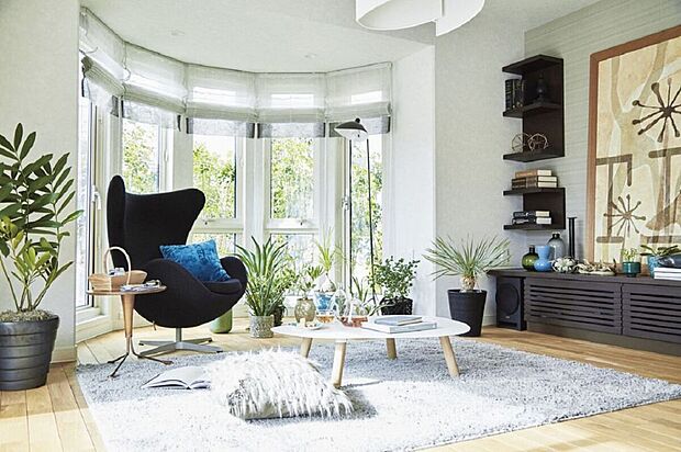 【【参考インテリア】】ゆるやかに弧を描く窓が印象的なスペース。
※お客様のご希望に合わせてインテリアコーディネーターがご提案します