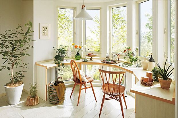 【【参考インテリア】】ゆるやかに弧を描く窓が印象的なスペース。※お客様のご希望に合わせてインテリアコーディネーターがご提案します