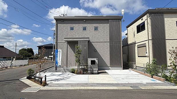 【No.27／外観】鉄骨系ユニット工法2階建
設備：太陽光発電8.51kW、蓄電池13.2kWh
（26年7月撮影）