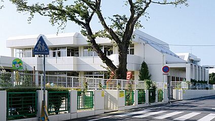 栄光幼稚園 約410m(徒歩6分)