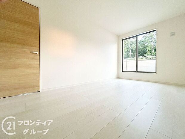 室内はシンプルな仕様となっており、それぞれの好みに合わせたインテリアで、趣味に合わせてレイアウトしやすくなっております。