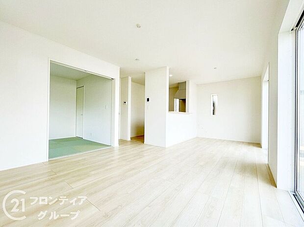 LDKには大きな窓からたくさんの光が入り、明るく、開放的な空間を演出してくれます。お友達が遊びに来た時も自慢のリビングになりますね!