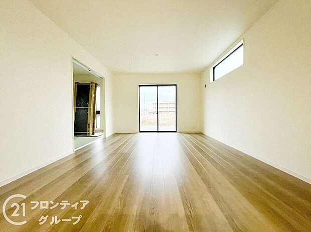 リビングのフローリング材には、木目や色調など木材特有の風合いがあり、ナチュラルな美しさで、日々の生活に温もりを与えてくれます。