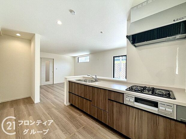 お手入れが楽に行える換気扇やステンレスワークトップは毎日お料理する奥様の味方！