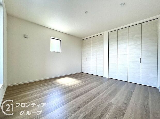 室内はシンプルな仕様となっており、それぞれの好みに合わせたインテリアで、趣味に合わせてレイアウトしやすくなっております。