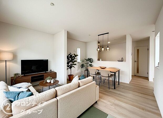 【家具入りイメージ画像】フローリングは、日常生活で床材の受ける様々な傷や、温度・湿度変化によるひび割れの発生を大幅に抑える特殊加工を施工済みです!