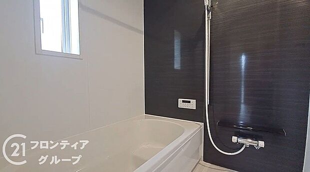 1坪以上の広々とした浴室には隠れた嬉しい設備がたっぷりついております。お掃除が楽にできたり、節水効果があったりと、バスタイムを快適にお過ごし頂けます!