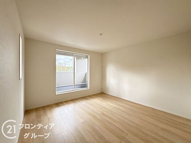 こちらのお部屋はバルコニーに面しており、日当たり、通風ともに良好です!