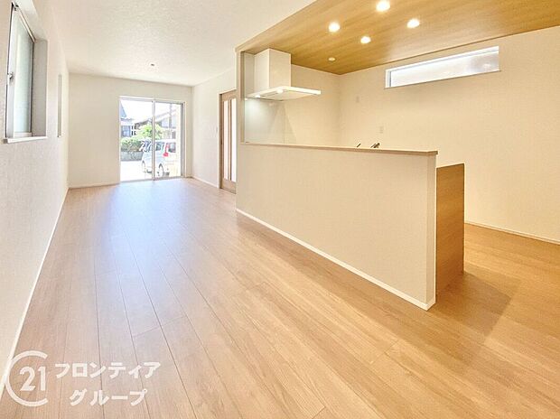 フローリングにはキズの付きにくい特殊塗装を採用し、内装やドアの仕上げは、堂々とした木目で、木の温もりを感じながらお過ごしいただけますね。