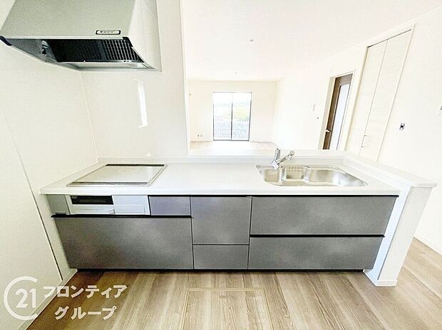 モダンなデザインが特徴のキッチンは、広々としたカウンターと豊富な収納スペースが魅力。毎日の料理が楽しくなるような機能的な空間で、使いやすさと清潔感を兼ね備えています。掃除もしやすく、常に快適です。