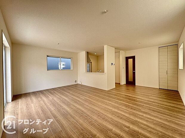 リビングのフローリング材には、木目や色調など木材特有の風合いがあり、ナチュラルな美しさで、日々の生活に温もりを与えてくれます。