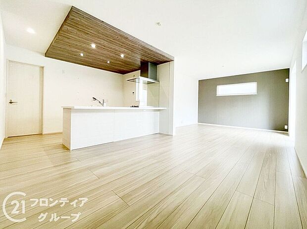 木目調のフローリングは温かみがあり、カウンターキッチンからお部屋の様子を見ながらお料理できますね