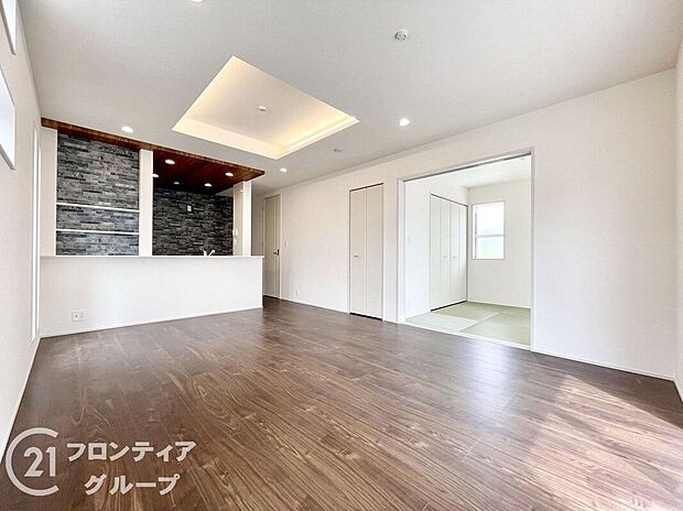 天井の中央部分を周囲より一段高くとった折上天井です。開放感があり、部屋が広く感じます!