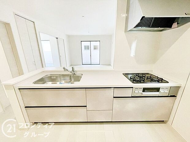 お手入れが楽に行える換気扇やステンレスワークトップは毎日お料理する奥様の味方！