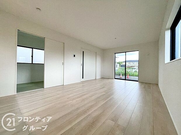 フローリングは、日常生活で床材の受ける様々な傷や、温度・湿度変化によるひび割れの発生を大幅に抑える特殊加工を施工済みです!