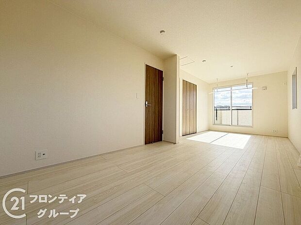 こちらのお部屋はバルコニーに面しており、日当たり、通風ともに良好です！お布団などもサッと干せて便利ですね！