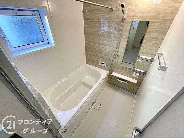 無駄を無くした新形状でしっかり節水。くつろぎの入り心地を実現した『らくエコ浴槽』を採用！床はクリーン床を採用しており、お風呂掃除が楽に行えます。