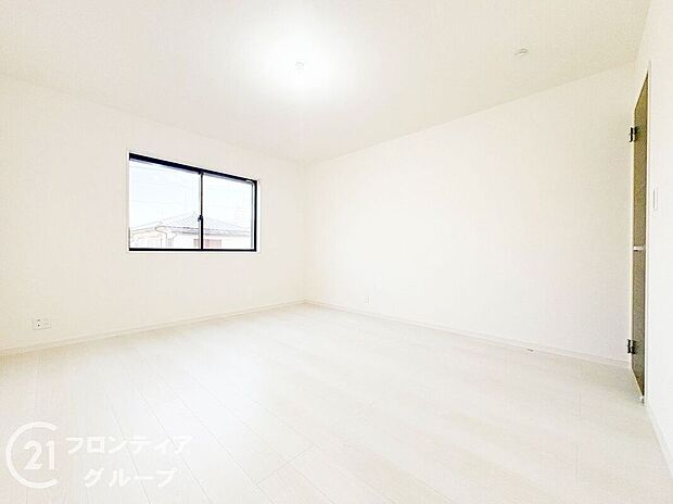 温かみのあるフローリングとナチュラルな色合いでまとめられた寝室。日常の喧騒を忘れ、リラックスできる時間を演出します。ゆとりある設計でベッドの配置もしやすく、快適な睡眠環境が整っています。