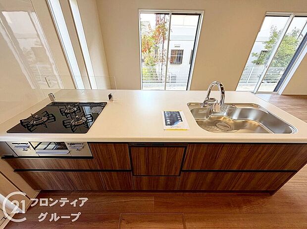 オールインワン浄水器栓を採用しており、場所を取らない浄水器！いつでもおいしいお水でお料理することができますね！また、食器洗い乾燥機付で奥様の家事を軽減できます