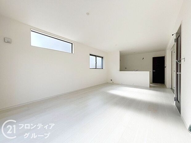 リビングのフローリング材には、木目や色調など木材特有の風合いがあり、ナチュラルな美しさで、日々の生活に温もりを与えてくれます。