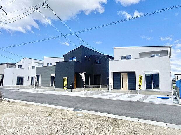 モダンな印象を与える玄関は、洗練されたラインとシンプルなデザインで、家全体をスタイリッシュに見せます。周囲の環境とも調和し、周りと一体感のある外観が特徴で、より魅力的に映えます。