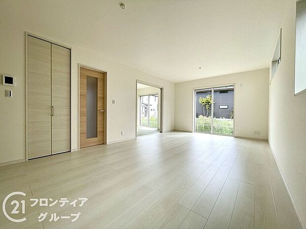 リビングのフローリング材には、木目や色調など木材特有の風合いがあり、ナチュラルな美しさで、日々の生活に温もりを与えてくれます。