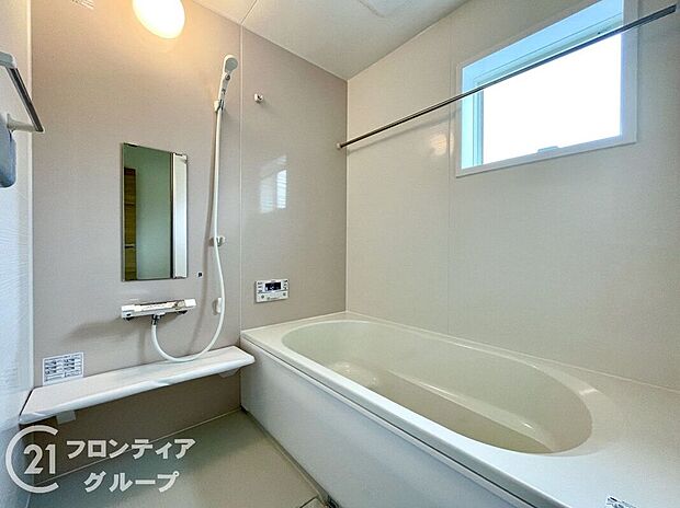浴槽は環境にやさしい節水タイプを採用。浴槽内ステップで半身浴や親子入浴も楽しめるので、毎日のバスタイムをエコで素敵に演出してくれる小窓付きの浴室です
